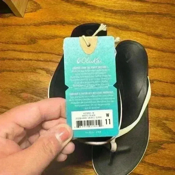 OluKai Women's Ho'Opio White Patent Leather Flip Flop Thong Sandals Size 11 - Picture 2 of 2